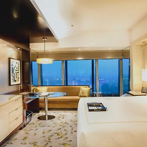 Fairmont Gold King bed Room
